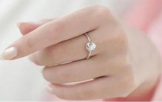 男女的订婚仪式上,男生会将戒指戴在女生的左手中指上,所以中指戴戒指