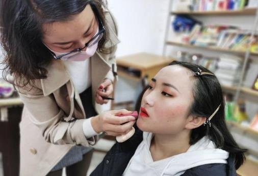 学习化妆的学校推荐排名前五，5所正规化妆培训学校分享